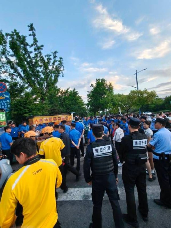 网传南京传媒学院现场图片查看原文📝 引用推文:5月18日傍晚，南京传媒学院当地出动大批城管，围剿南传门口的夜市摊贩，期间引发争执