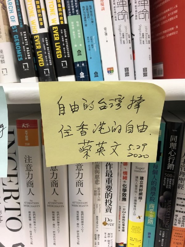 铜锣湾书店的影像查看原文📝 引用推文:铜锣湾书店林荣基癌症复发病逝，终年70岁曾因铜锣湾书店事件流亡台北、并重新开设书店的店长林荣基，因癌症复发导致病情急转直下，于6月30日入住台北马偕医院