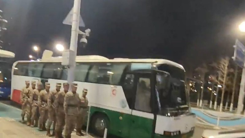 青岛石老人，跨年夜现场，武警戒备