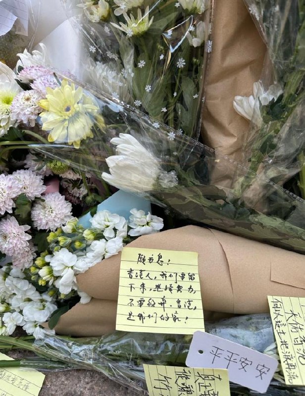 前来献花的香港市民们还在鲜花旁留下字条：“愿逝者安息