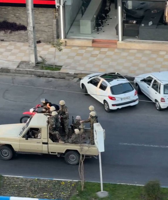 1月15日，伊朗军方和安全人员目前正在伊朗各地的城市和城镇进行巡逻