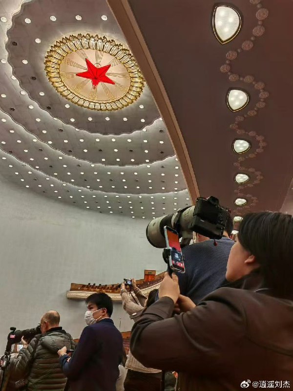 3月6日，有媒体报道称，今年两会现场成为中国智造的秀场，记者们的”长枪短炮”集体消失