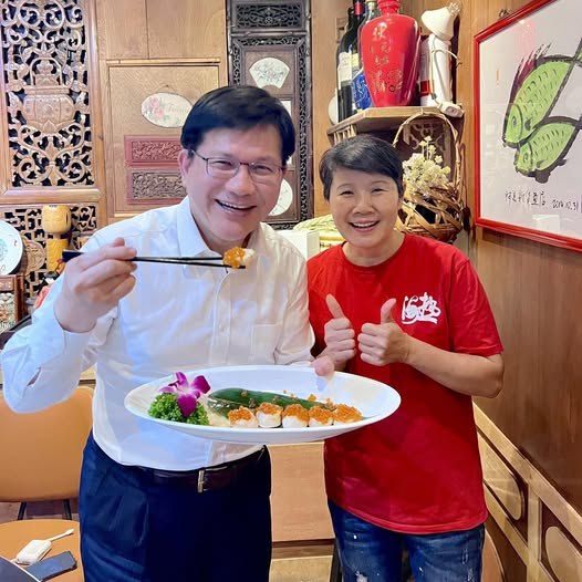 11月20日，台湾外交部长林佳龙在脸书发文：由我请客，慰劳了一下工作人员