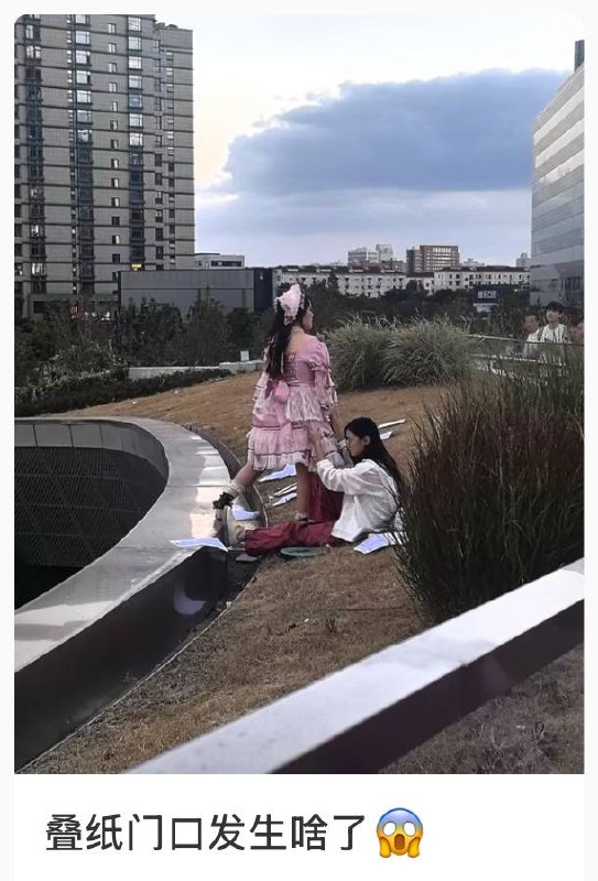 网友投稿：9月10日，上海杨浦区叠纸游戏公司楼下，一名女子到公司楼下维权并扬言跳楼，现场还洒下大量宣传单