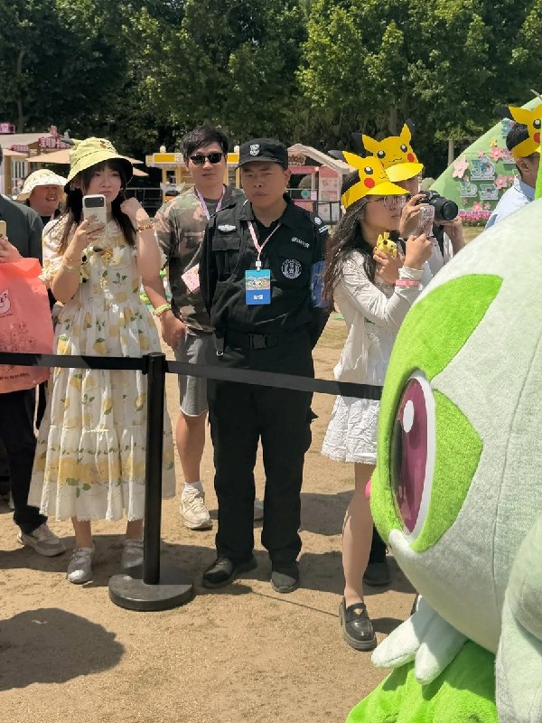 机器人进厂，工人睡公园：中国“最富县”的产业升级7月11日，据《纽约时报》，报道，曾生产全球约三分之一笔记本电脑、连续20多年位居中国“最强县”前列的江苏昆山，如今出现大批失业工人聚集公园等待日结工作，部分人找不到活，只能睡在长椅、帐篷和灌木丛旁