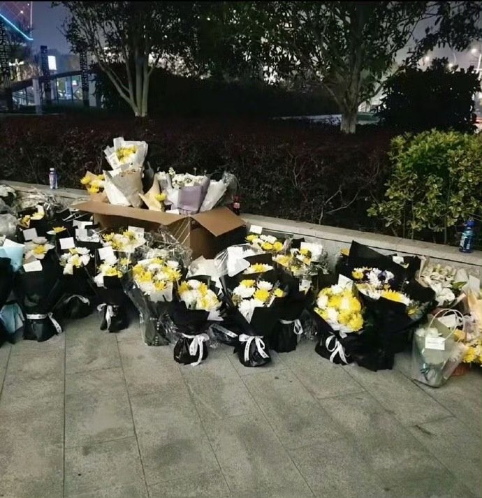 3月26日，张雪峰公司楼下摆满了鲜花