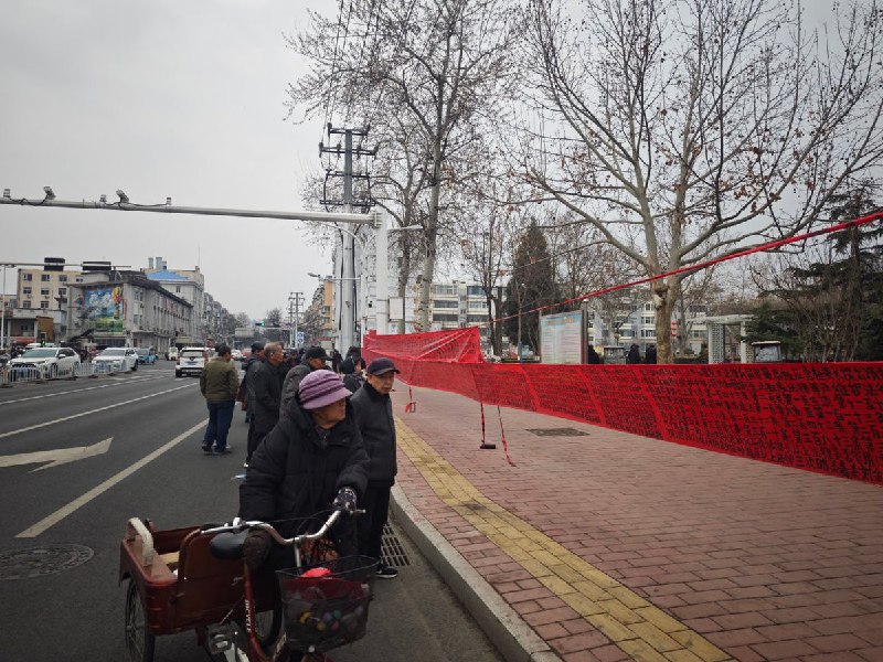 网友投稿：3月14日中午，河北保定青年路与东风路交叉口处，市纪委附近