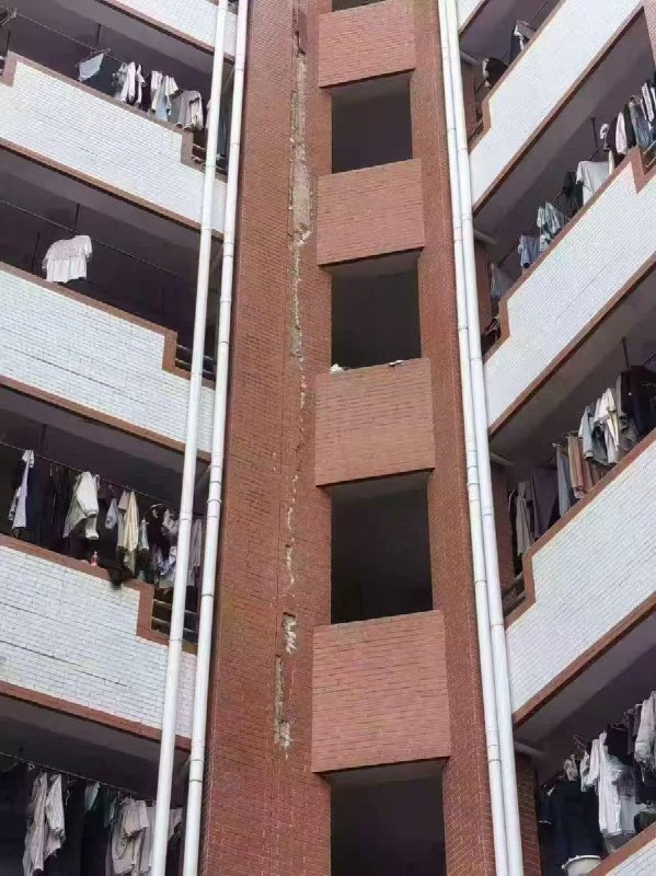 9月30日，云南昆明市盘龙区发生4.3级地震导致当地多处建筑严重受损