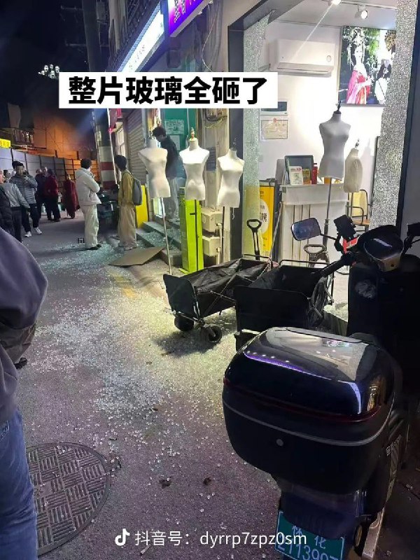 网友投稿：湖南省长沙古潭街强行征收摊位费，每天二三十人戴口罩戴头盔，拿铁棍打杂商铺