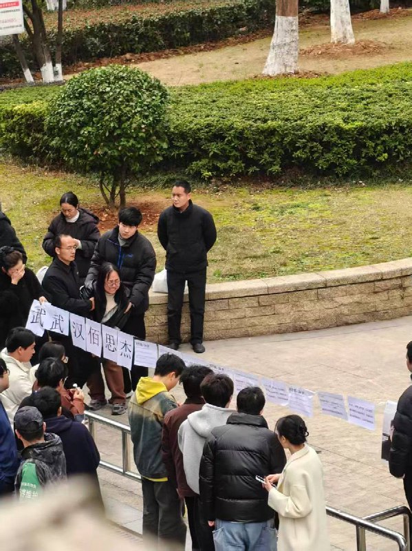 据悉，这位武汉佰思杰科技有限公司，24岁就猝死的程序员 叫 刘升朝，家属们在公司门前下跪拉横幅维权