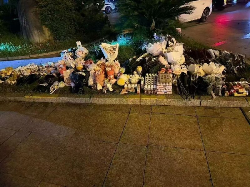 6月21日，车祸现场附近的广德建桥医院花坛前，大量民众自发前来献花悼念
