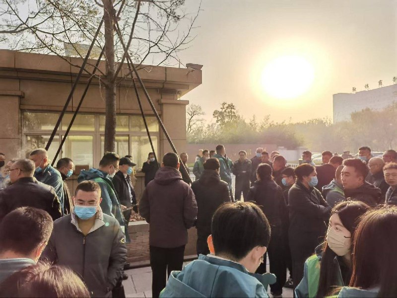 网友投稿：11月24日，碧桂园服务所属子公司“碧桂园满国集团”的近百名员工在公司总部门前聚集抗议
