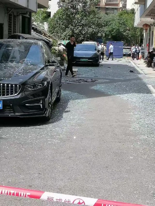 广西桂林兴安县爆炸致7死17伤现场，据现场照片显示，事故造成周边建筑不同程度受损，多处沿街房屋外墙被冲击力掀开或炸毁