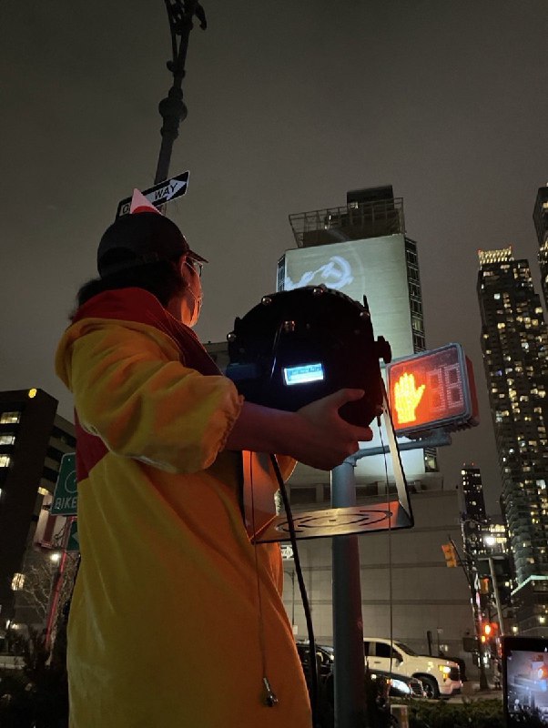 中国“3·15”打假日当天，纽约中领馆外墙再现讽刺投影，中领馆与行动者上演“光影攻防战”纽约，3月15日——美东时间今晚8时，海外非营利组织“中国行动”（ChinaAction）第四次在中国驻纽约总领事馆外墙实施大型政治投影