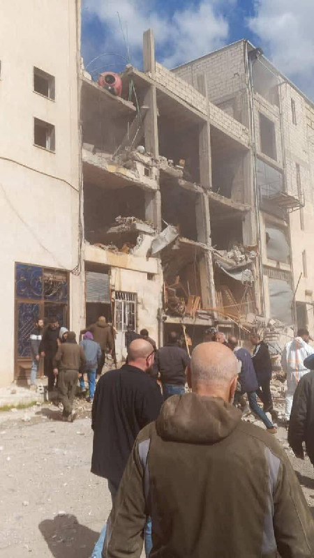 刚刚，叙利亚德鲁兹城市苏韦达的一栋建筑物被伊朗导弹碎片砸中，造成四人死亡、两人受伤