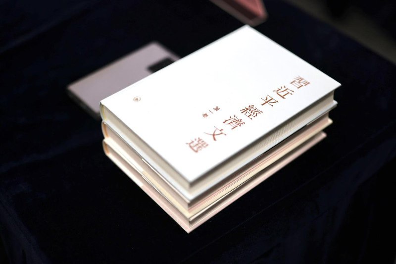 香港举行《习近平经济文选》等新书发布会 李家超出席并致辞3月18日下午，香港举行《习近平经济文选》第一卷及《习近平与大学生朋友们》第一、二卷繁体版新书发布会