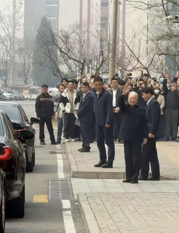 3月27日，网上流传出一张中国前总理温家宝，日前前往中国科学院大学的照片