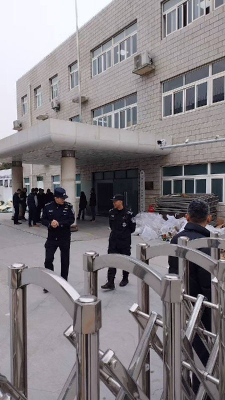 1月26日，债权人经历了漫长而焦急的等待，始终未能等到任何明确的兑付方案或处置进展，最终等来的，却只是一纸公告，浙金公司将从繁华市区迁出，被安置到一个周边尽是工地、形同仓库的园区