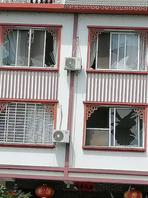 广西桂林兴安县爆炸致7死17伤现场，据现场照片显示，事故造成周边建筑不同程度受损，多处沿街房屋外墙被冲击力掀开或炸毁