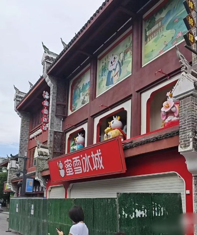 7月3日，一网友感慨国内信息封锁的严重程度，她家楼下蜜雪冰城昨天货梯出了问题，一名员工直接人首分离，今天被朋友告知才知道这件事