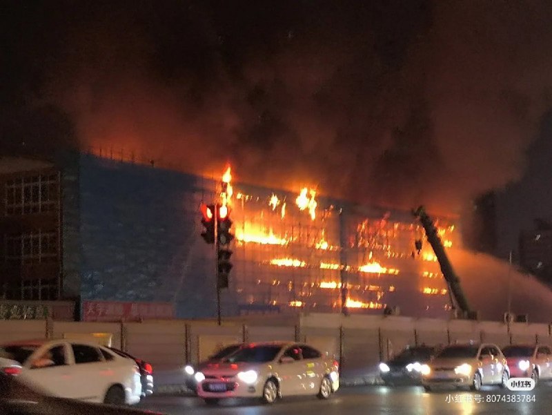 1月10日，湖南省长沙市，天心区香樟路附近一栋建筑发生火灾，火势借助外部脚手架迅速蔓延，进而波及整栋大楼