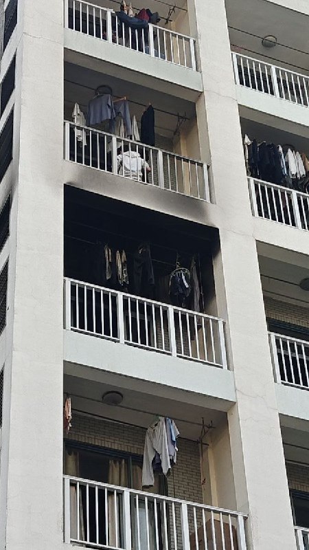 网友投稿：浙江财经大学一宿舍楼发生火灾，有学生被迫从六楼翻越阳台护栏逃生