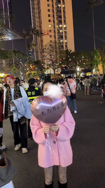 1月1日，各地网友通过放飞气球，在央视跨年晚会的评论区接力等方式，为宁波小洛熙事件发声