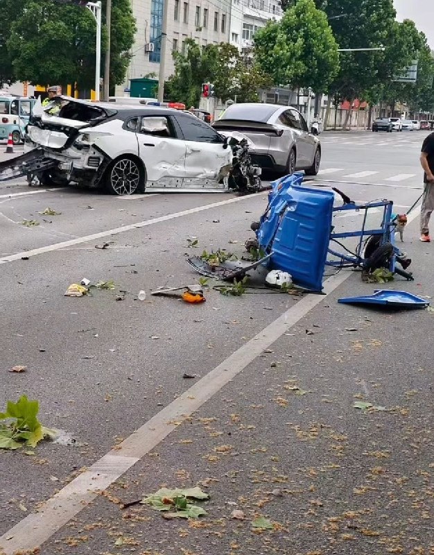 6月15日，江苏灌南，一男子酒后飙车致环卫工夫妻当场身亡