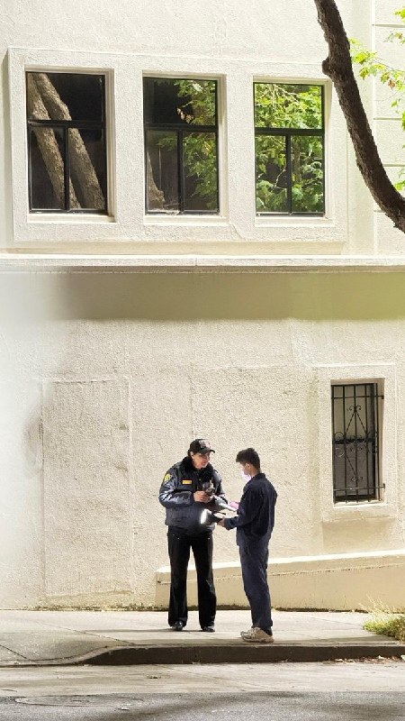 中国行动 · 光覆之路运动 · 第五站｜悉尼】六月八日夜，中国行动志愿者在悉尼中国领事馆墙面上亮起了一名农民工的画面：安全帽、工装，扛着进城的行李，回头说