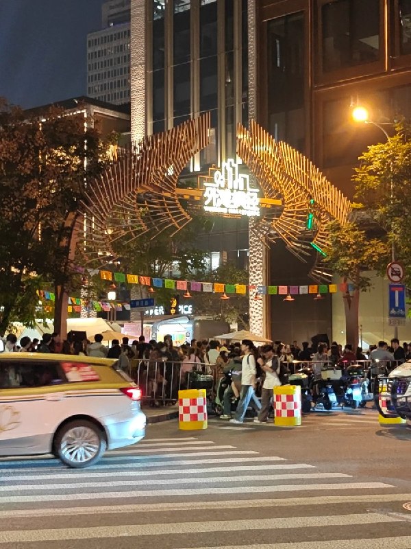 10月31日，上海万圣节街头，路边可见多辆亮着警灯的车辆