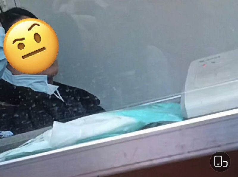 今天的 #上访词典 词条是十八弯：上访胡同院里排队的后半程，顶棚下的排队护栏