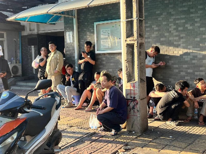 面对大量中国人滞留在中国大使馆门口的情况 有美国博主也看不下去了，呼吁北京接自己的人民回家