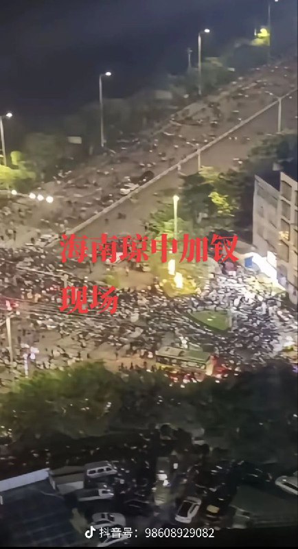 10月31日，网友在高处拍摄的现场画面，海胶加钗分公司附近的路上，挤满了前来抗争的民众