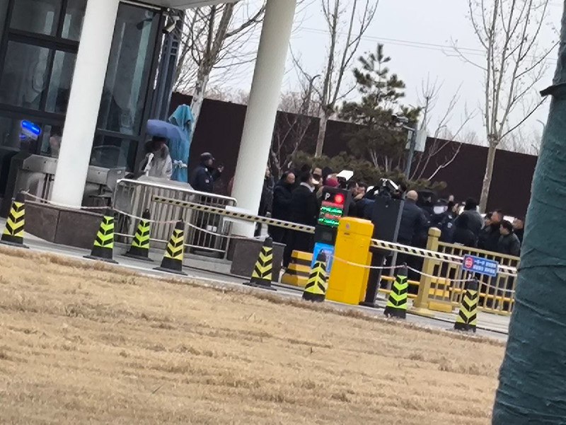 网友投稿：临近年关，陕西工业职业技术大学经开校区门口聚集了大量工人，索要此前参与新校区建设工程的相关工程款