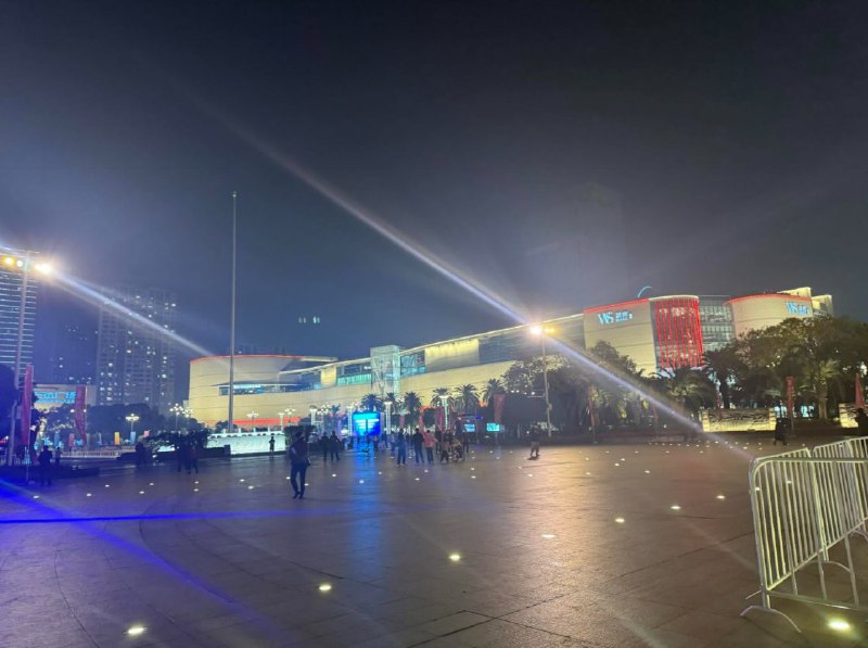 目前的南昌八一广场查看原文📝 引用推文:网友投稿：12月8日下午6点左右，八一广场地铁站被封锁，大批警务人员在此值班看守
