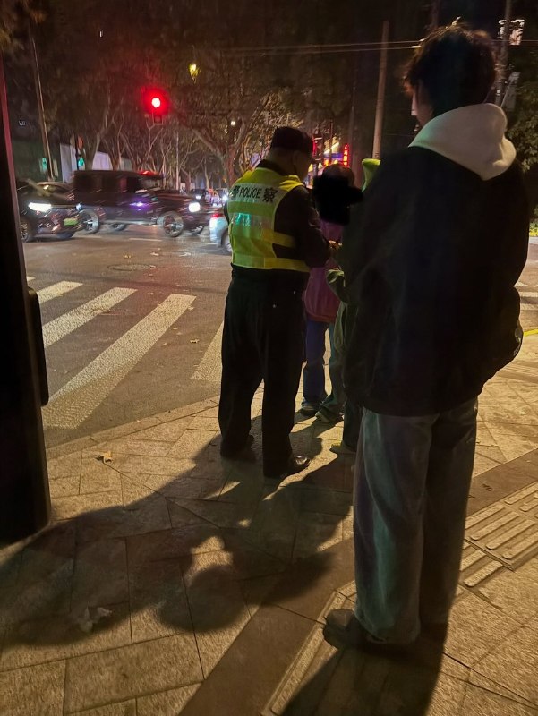 10月31日，上海巨鹿路有人装扮成马里奥，被警察拦下登记身份证、拍照，还被问是哪所学校的，甚至还被要求联系家长