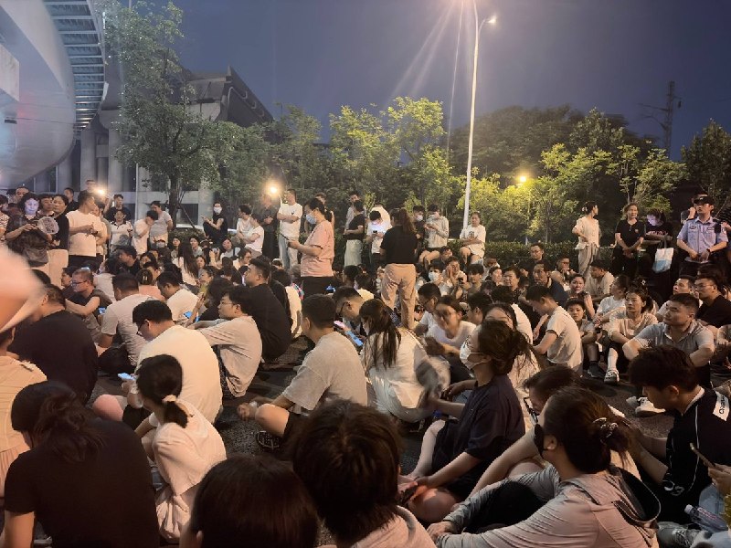 【合肥爆发反垃圾站堵路抗议】现场民众在马路上静坐抗议查看原文