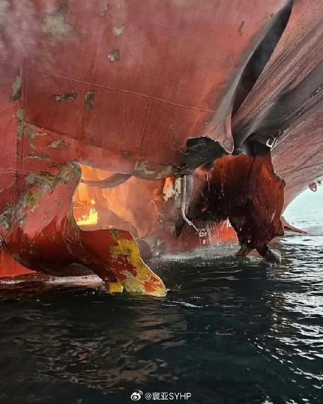 泰国货船在霍尔木兹海峡附近遭袭3月11日，多家媒体援引航运安全机构消息报道，一艘悬挂泰国国旗的货船在霍尔木兹海峡附近海域遭到袭击，船体严重受损