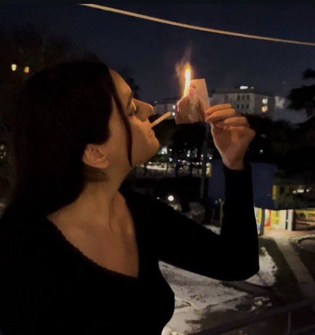 1月9日夜，几名伊朗女性卸下了长期束缚伊斯兰女性的服饰