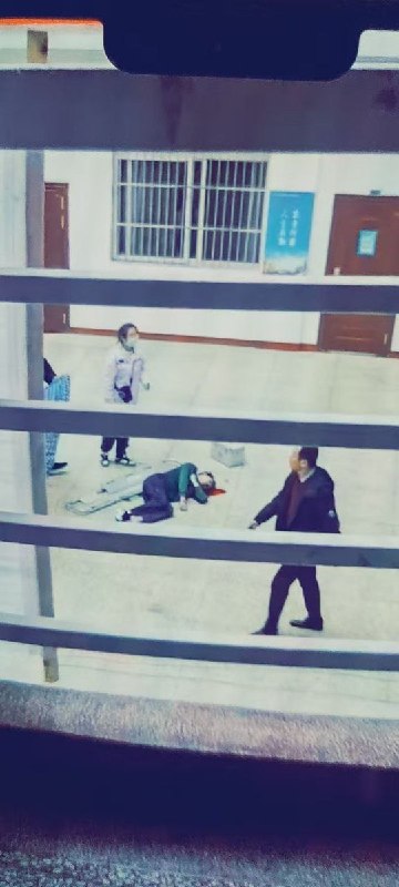 网友投稿：12月2日，西安科技大学起火的同时，教学楼内还有一名学生跳楼，目前学校正在封锁相关信息