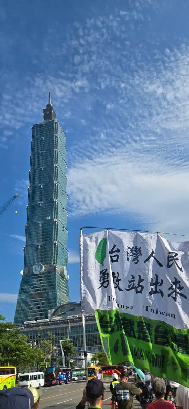 5月23日，台湾公民阵线、台湾经济民主连合等民间团体发起「挺军购、救国防」游行