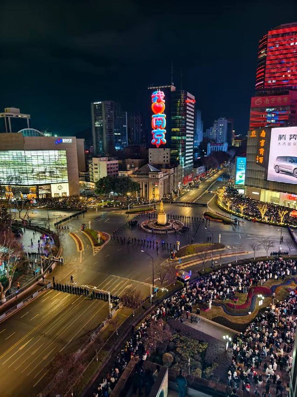此刻，南京跨年夜现场