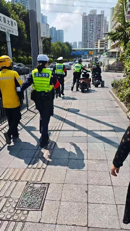 网友投稿：3月18日，深圳罗湖区，大量外卖骑手车子被交警暂扣，目前尚不清楚被扣原因