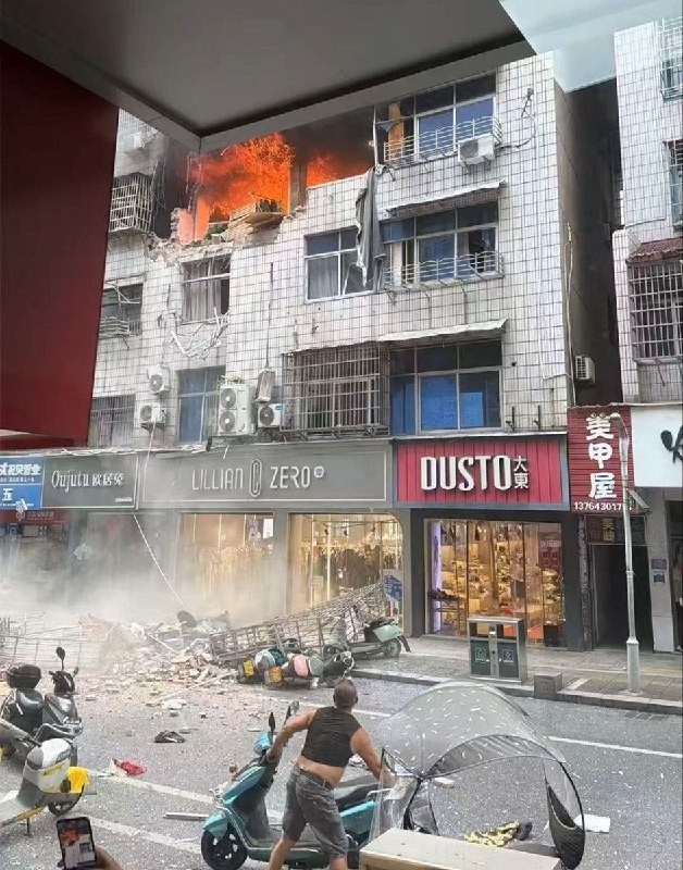 7月29日，江西上饶，玉山县新建路一居民楼起火后疑似发生煤气爆炸，现场一片狼藉，目前现场已被封锁，伤亡情况未知