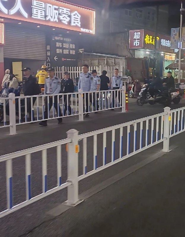 6月8日，杭州市萧山区，由于当地有关部门对街道进行了“加装高护栏”的改造，导致原本在此处摆摊经营的夜市小吃摊贩无法继续摆摊