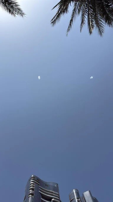 伊朗导弹在阿联酋阿布扎比上空遭拦截查看原文📝 引用推文:2月28日，伊朗同时向以下目标发射了弹道导弹：🇮🇱以色列🇧🇭巴林🇦🇪阿联酋🇶🇦卡塔尔🇰🇼科威特查看引用原文