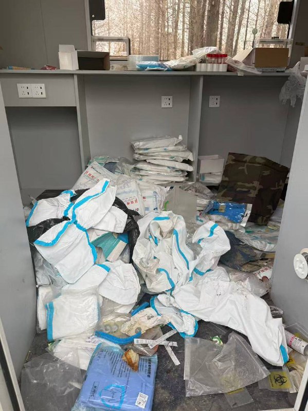 网友投稿：江苏扬州的扬子郊野公园，网友发现了一处未拆的核酸检测亭，里面甚至还有一盒待做化验的样品