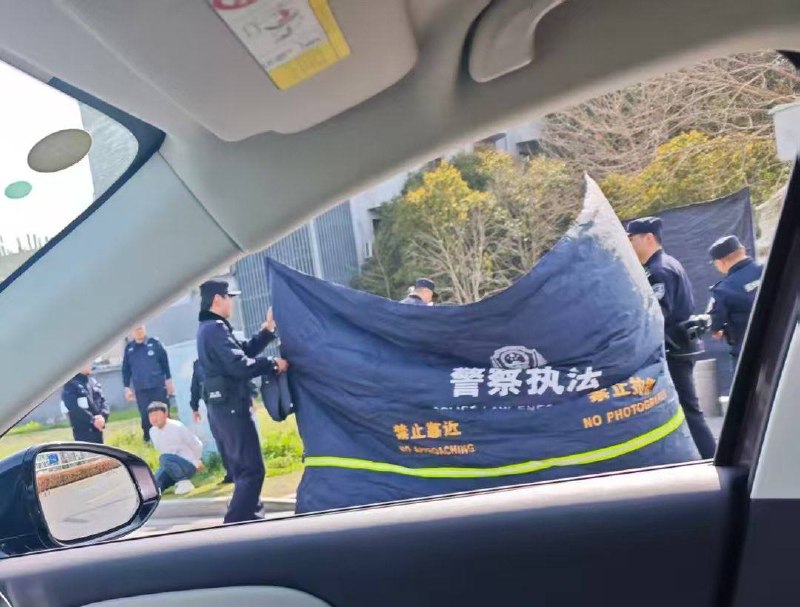 3月28日下午，扬州顺达路跟江阳路交叉口发生恶性事件，疑似一男子持刀袭击一女子查看原文3月28日下午，扬州顺达路跟江阳路交叉口发生恶性事件，疑似一男子持刀袭击一女子查看原文