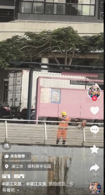 网友投稿：广东湛江保利原宇花园，一环卫工直接向海里倾倒垃圾