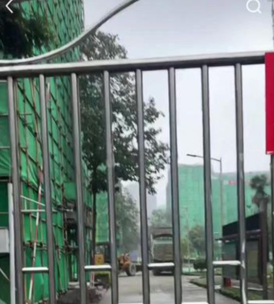 网友投稿有网友举报，成都西南交通大学党委书记余敏明、党委副书记闫学东在筹备“130周年校庆”期间推进校园大规模装修施工，自10月起大量工程进入学生宿舍周边，导致学生长期生活在脚手架和施工环境中